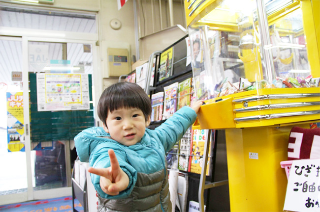 大好きなUFOキャッチャーで遊ぶお子様。UFOキャッチャーにはお菓子がたくさん。お子様は無料でチャレンジできます。どんなお菓子が出るのかお楽しみ。